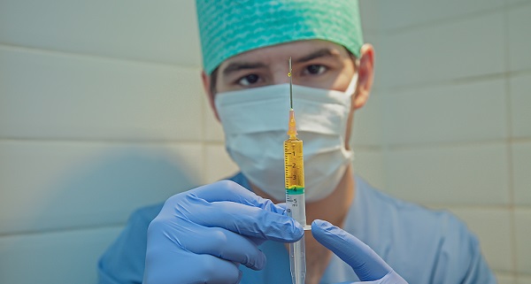 Salariile pentru personalul din sanatate, asistenta sociala, aparare si ordine publica vor fi aduse la grila din 2022