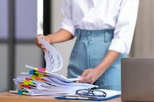 Cum poate fi organizat mai eficient biroul unui functionar care lucreaza zilnic cu documente?