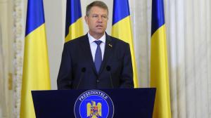 Presedintele Iohannis trimite spre reexaminare legea care scuteste alesii locali de unele incompatibilitati
