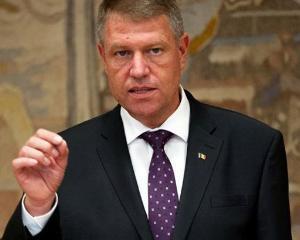 Presedintele Iohannis cere reexaminarea legii prin care alesii condamnati la o pedeapsa cu executare isi pierd mandatul