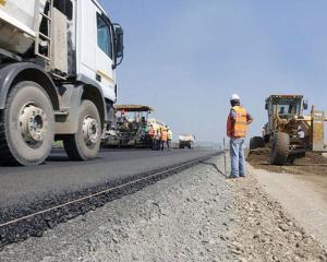 Guvernul aloca 300 de milioane de lei pentru finantarea lucrarilor la drumurile judetene si comunale