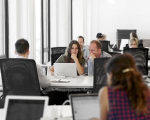 Edilii de judet solicita cresterea plafoanelor de cheltuieli pentru majorarea salariilor