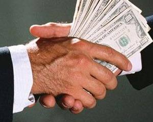 Salarii mai mari pentru primari, viceprimari si angajatii din primarii. Presedintele a promulgat legea