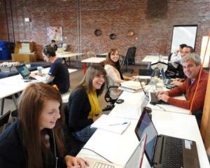 Compensarea timpului lucrat in zi de sarbatoare legala pentru salariatii bugetari